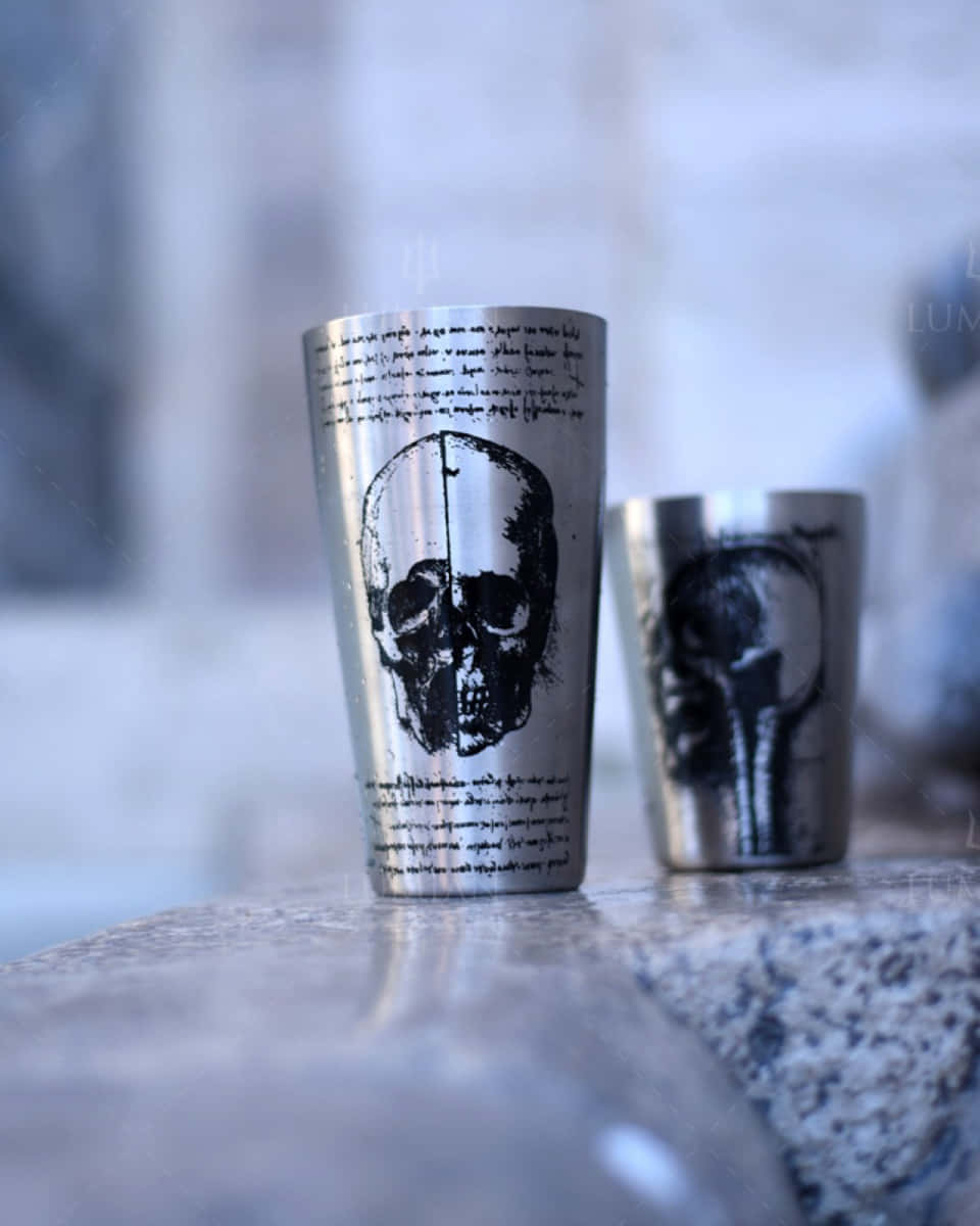 Cocktailshaker mit Totenkopf Verzierung