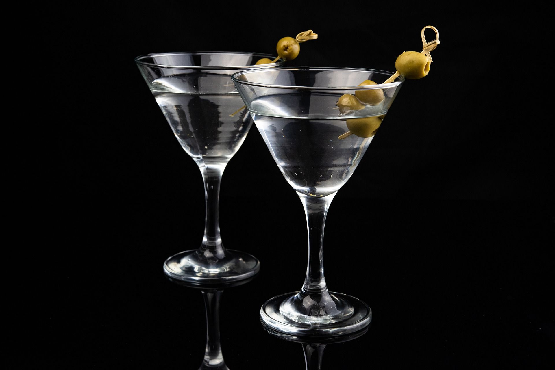Martini im Glas mit Oliven