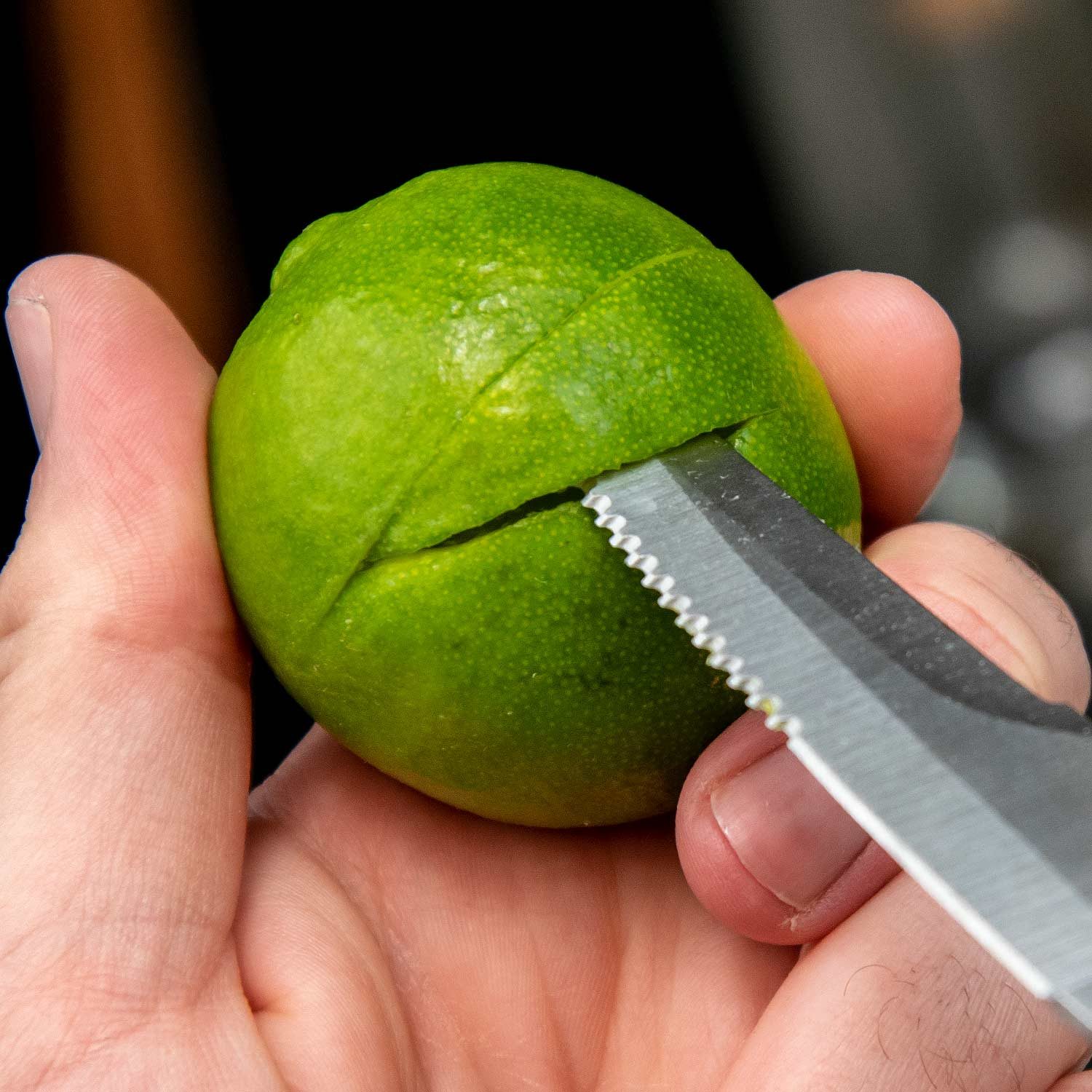 Limettenstücke mit Barmesser schneiden