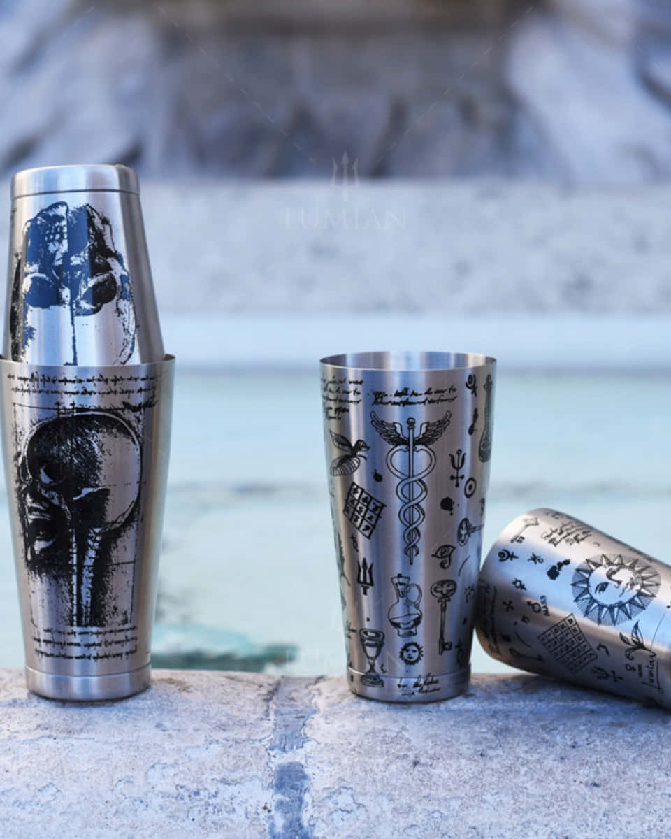 Tin in Tin Cocktailshaker mit Tototenköpfen und Alchemie Verzierung Tin in Tin Cocktailshaker mit Tototenköpfen und Alchemie Verzierung