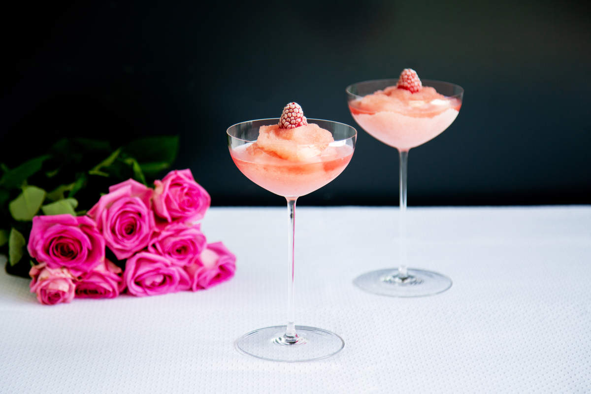 Zwei Riedel Glas Veritas Coupe Cocktailschale mit  Fruchtsorbet gefüllt