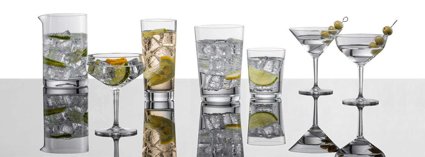 6 gefüllte Cocktailgläser aus der Serie Basic Bar Selection von Schott Zwiesel auf spiegelndem Untergrund