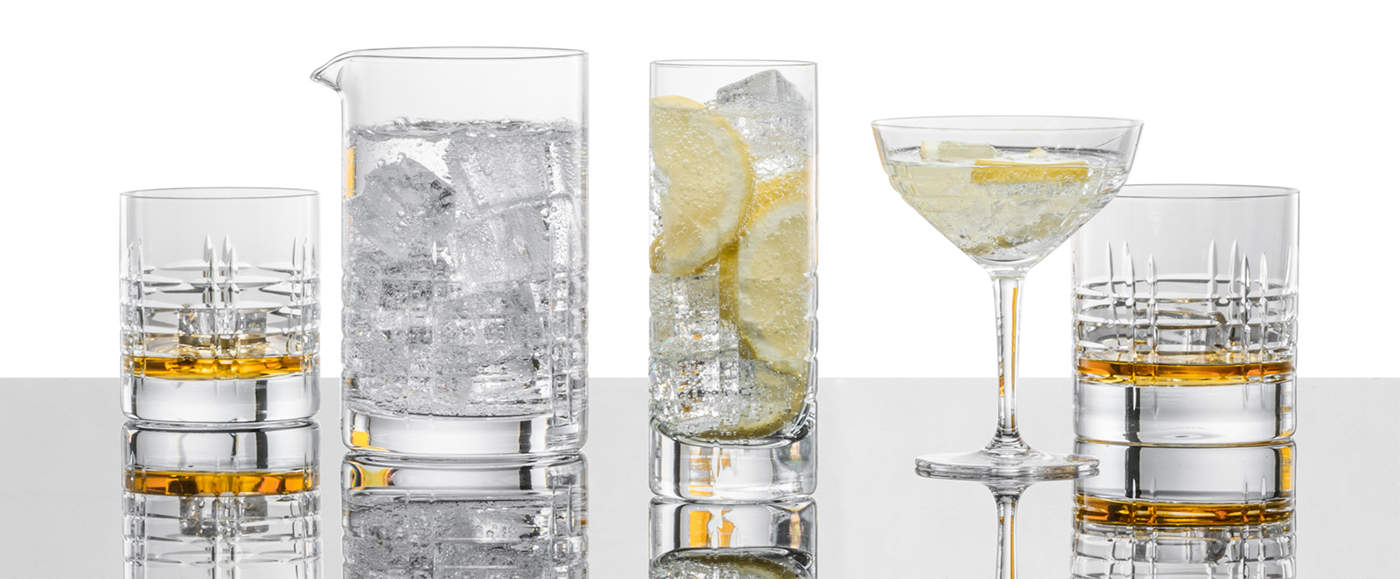Fünf mit Cocktails gefüllte Basic Bar Special Gläser von Schott Zwiesel mit Karomuster