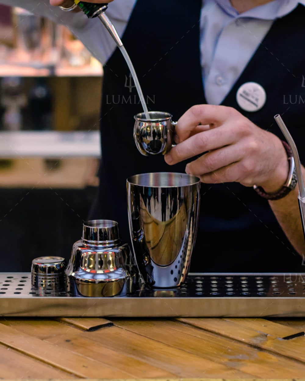 Cocktail mixen mit Kupferbecher als Barmaß