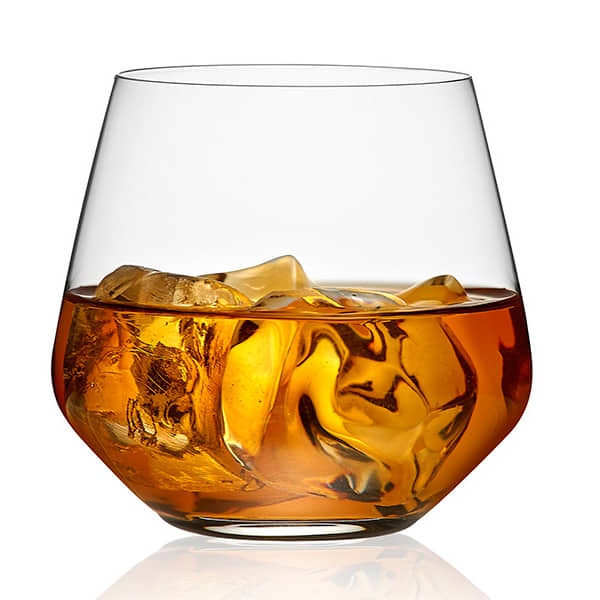 Mit Whisky gefülltes Double Old Fashioned Glas