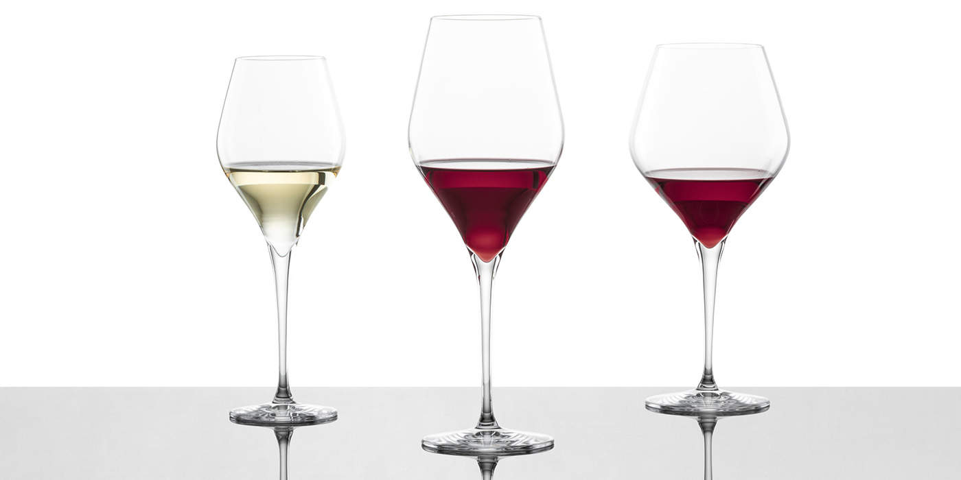 Schott Zwiesel Finesse Weingläser Serie Drei gefüllte Weingläser Finesse von Schott Zwiesel stehen auf einer Glasplatte
