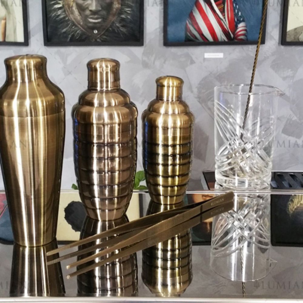 Barzubehör in Bronze Bronzefarbene Cocktailshaker und Rührglas auf Theke