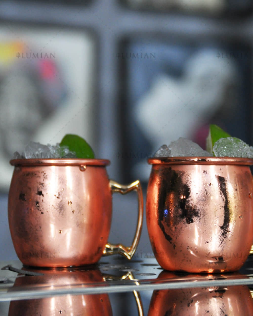 2 Kupferbecher mit Moscow Mule gefüllt