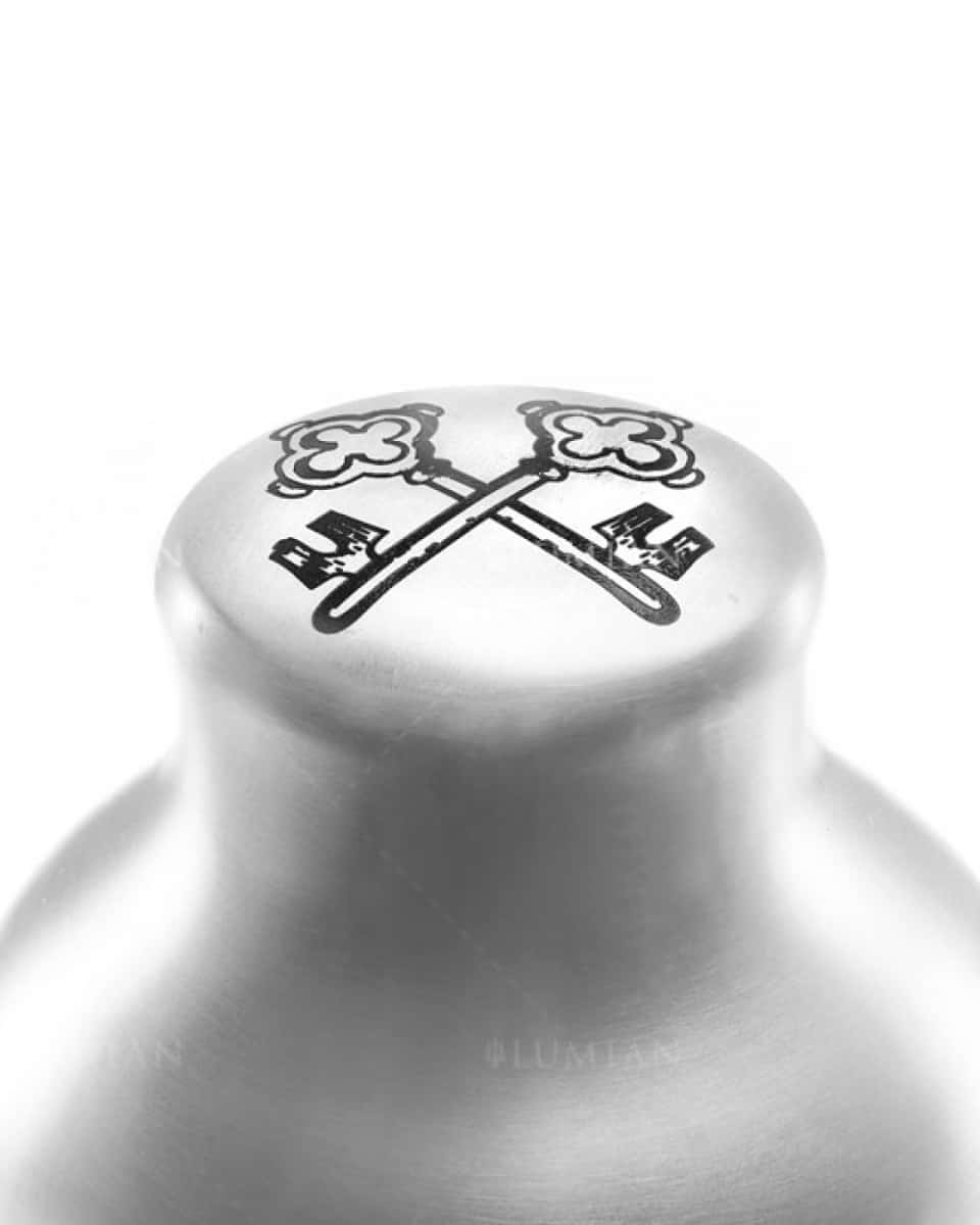 Deckel French Cocktailshaker Chrono, gekreuzte Schlüssel Mit zwei gekreuzten Schlüsseln verzierter Deckel des French Cocktailshaker Chrono