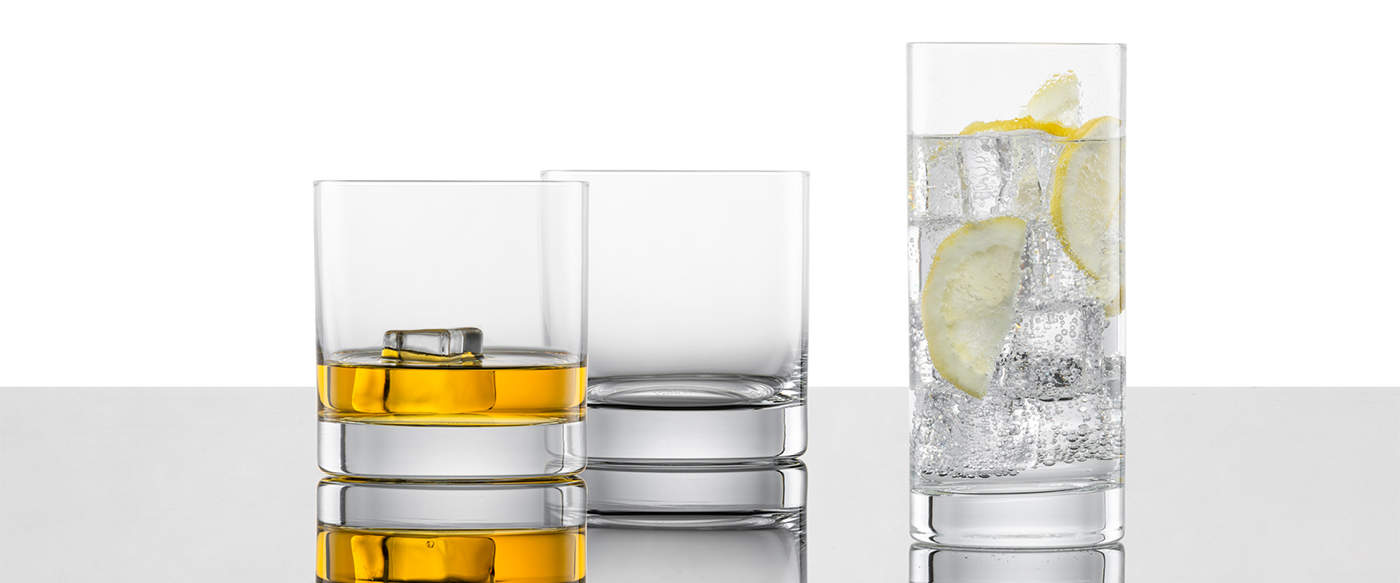 Paris Tumbler und Longdrinkgläser Schott Zwiesel Zwei Tumbler und ein Longdrinkglas aus der Serie Paris von Schott Zwiesel auf einem spiegelndem Untergrund