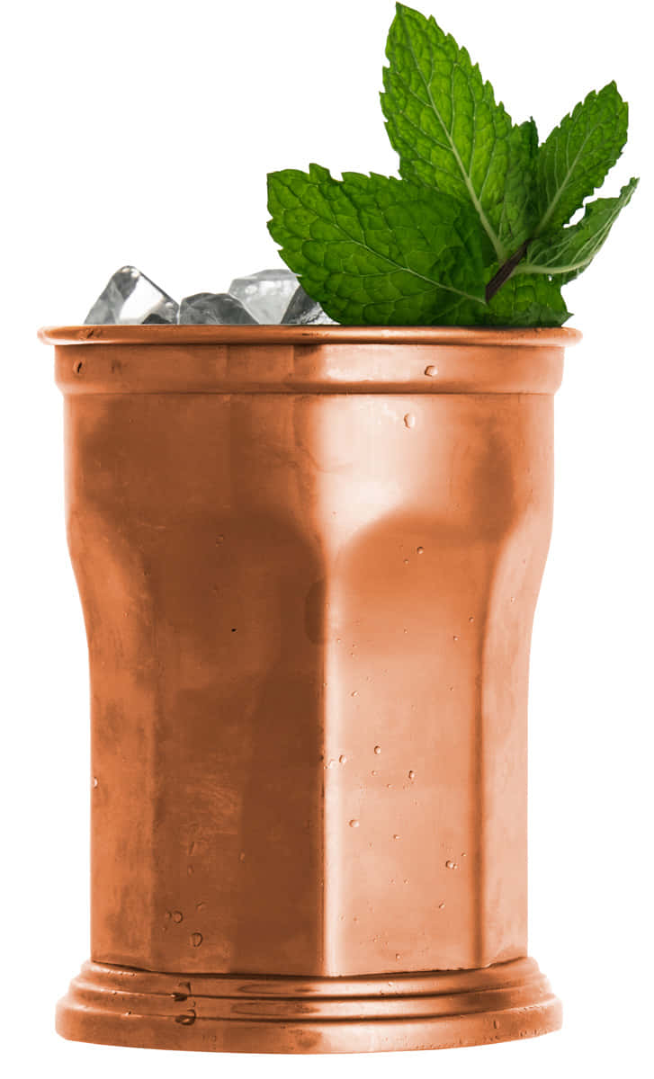 Achteckiger kupferner Julep Becher mit Mint Julep Ccktail gefüllt