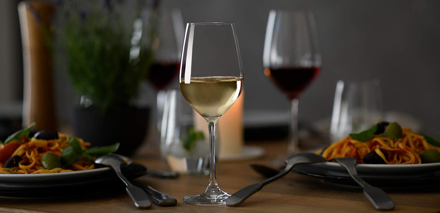 Weingläser Vina von Schott Zwiesel auf Esstisch mit  Pastagericht