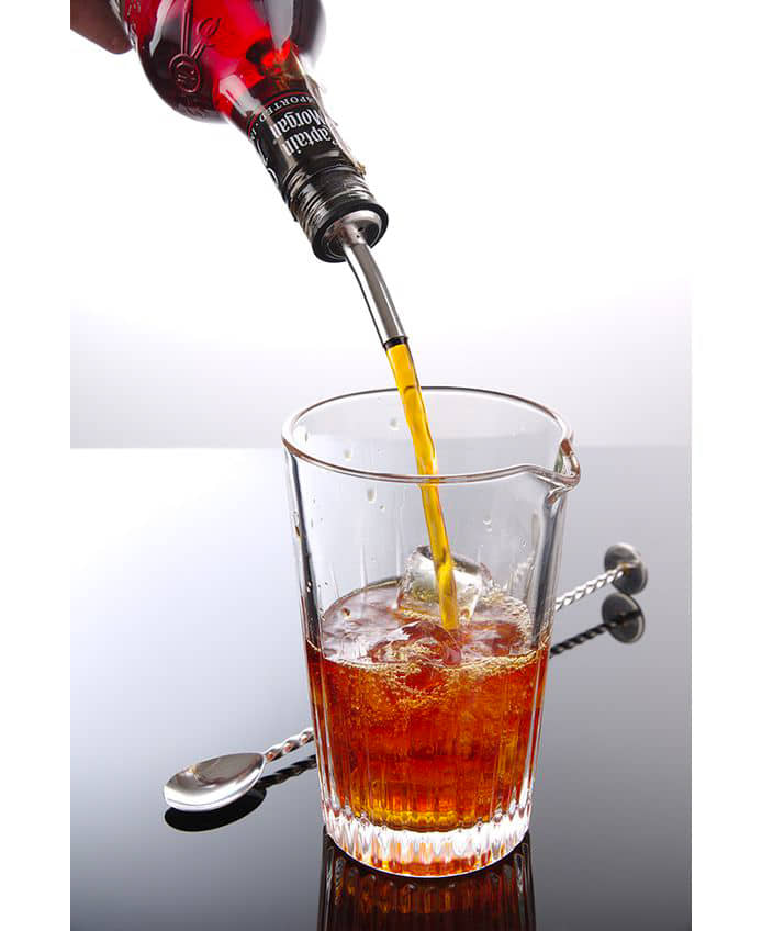 Rum wird mit Freeflow Ausgießer in ein Glas geschüttet