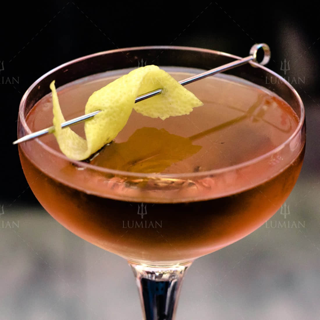Cocktailspieß mit Zitrone auf Cocktailglas