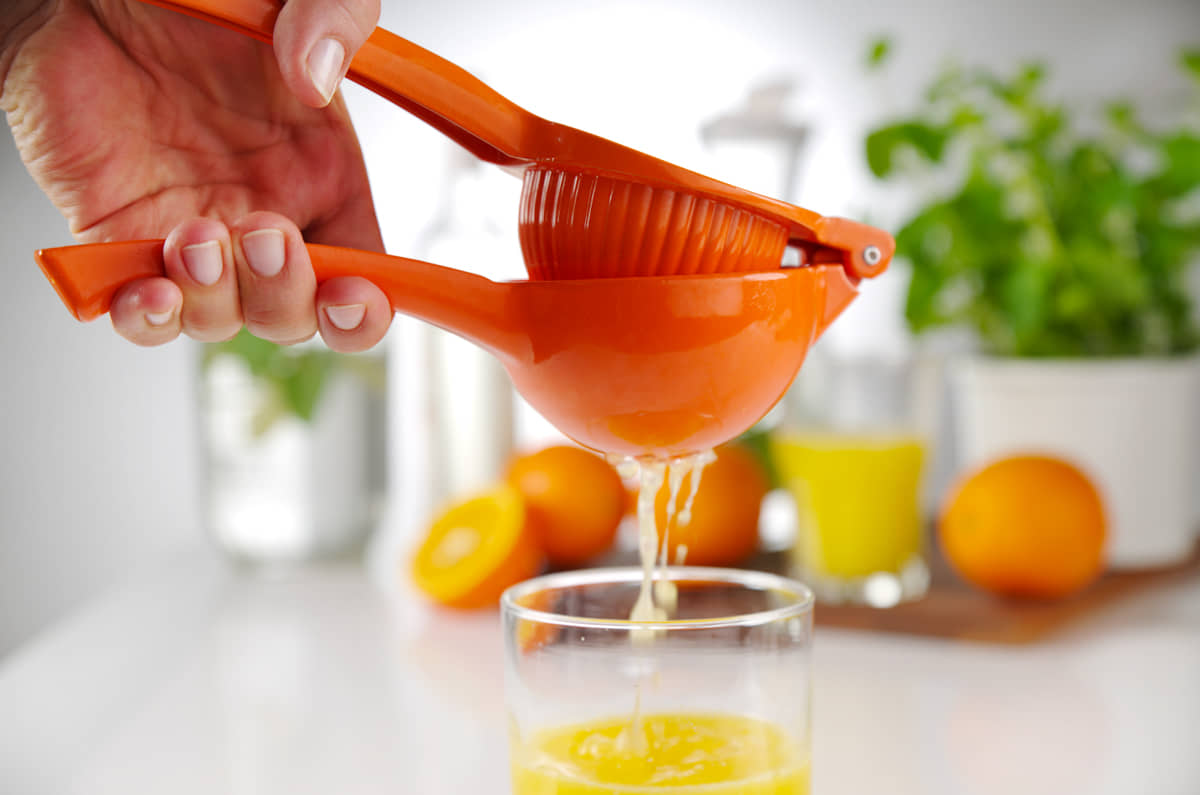 Orangensaft mit Handsaftpresse pressen