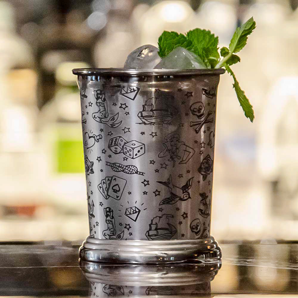 Julep Becher mit Tattoo Motiven verziert ist mit Mint Julep Ccktail gefüllt