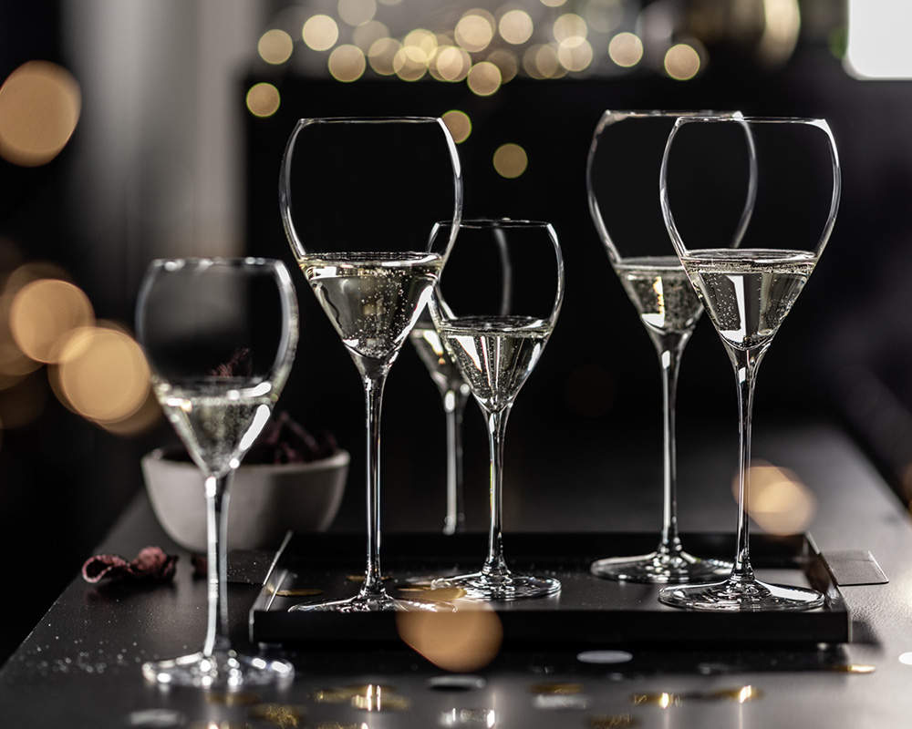 Sektgläser aus Kristallglas von Schott Zwiesel auf  einem Tablett
