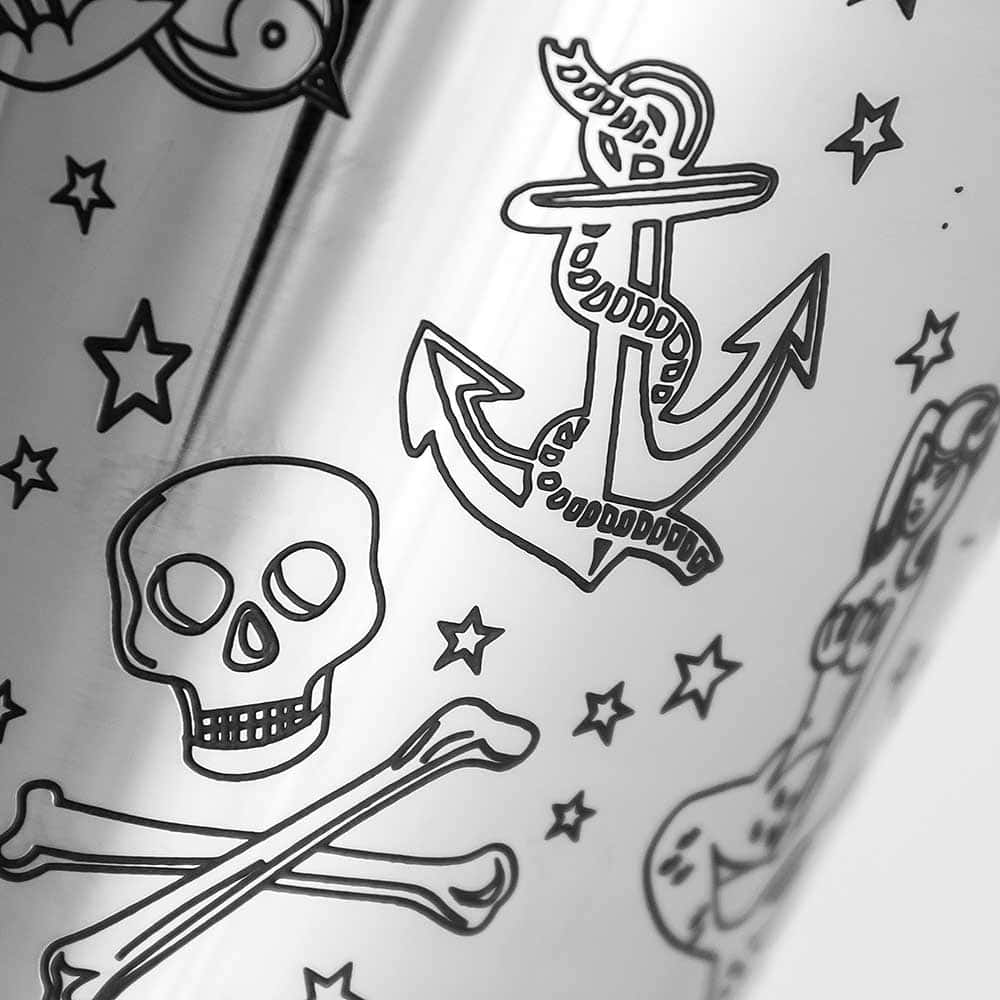 Anker und Totenkopf Verzierung auf Tin in Tin Cocktailshaker