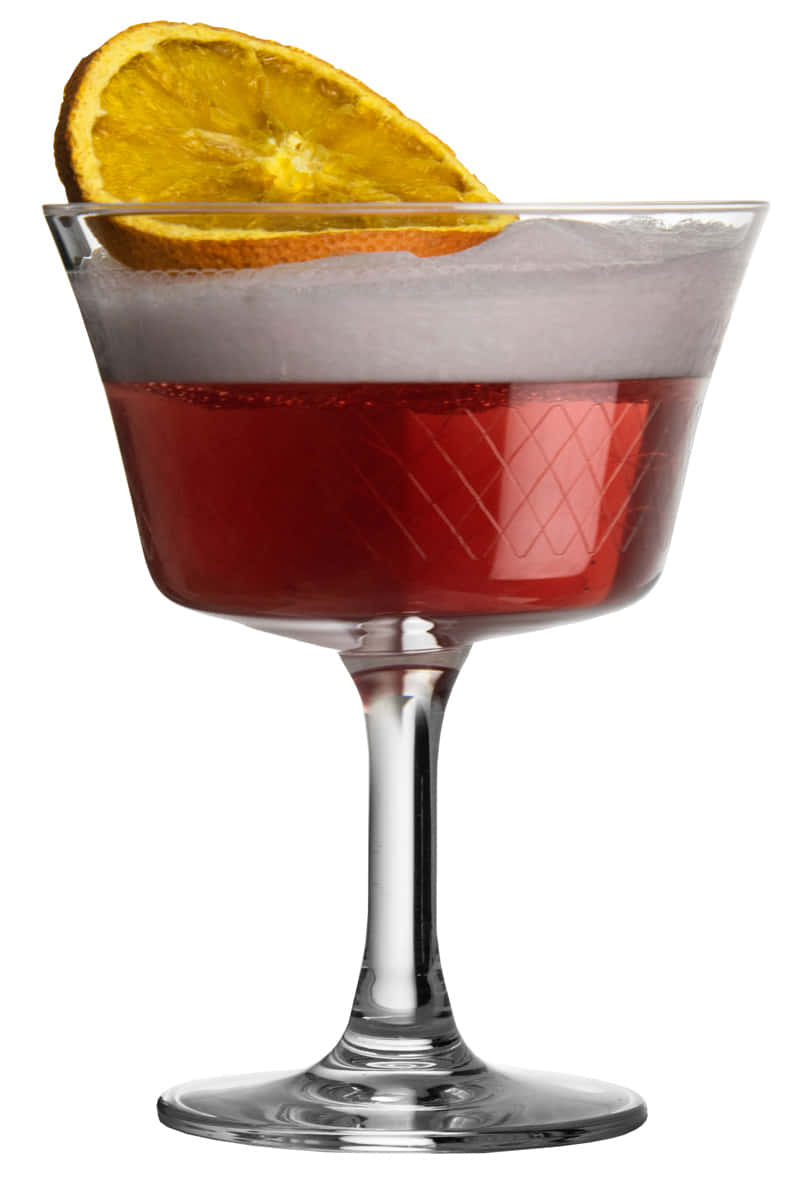Roter Cocktail mit Orangenscheibe in Cocktailglas Retro Fizz