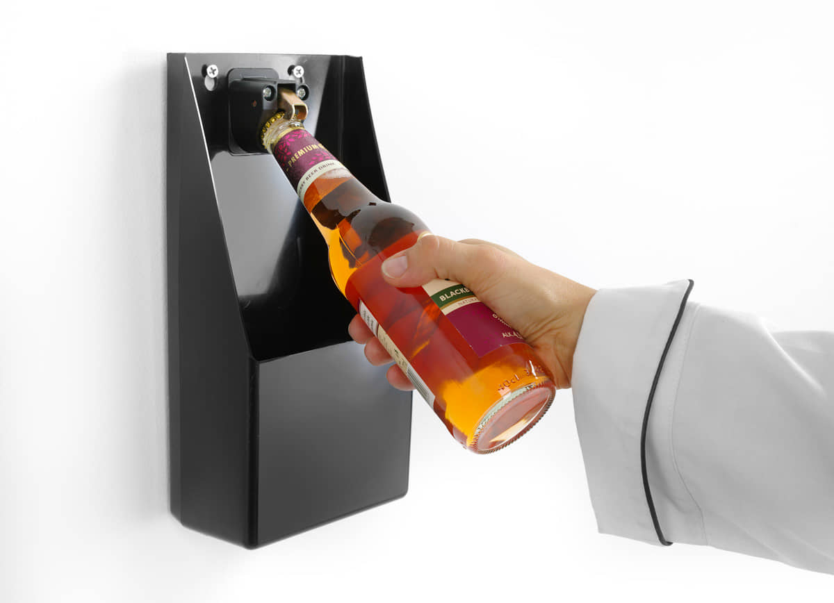 Bierflasche wird an Flaschenöffner geöffnet