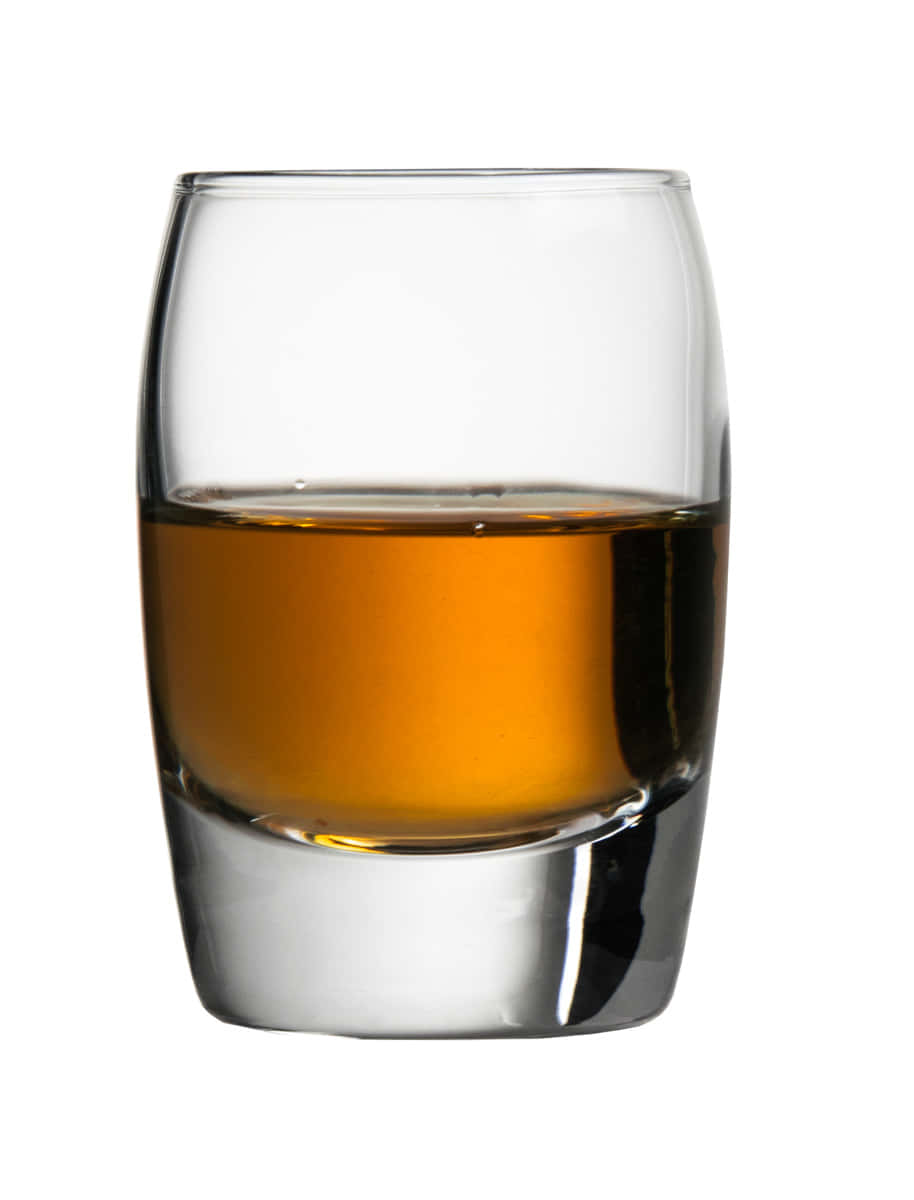 Gewölbtes Schnapsglas mit Whisky gefüllt