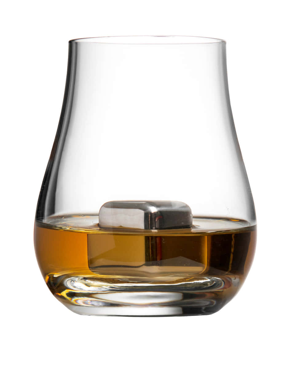 Großer Whiskytumbler in Tulpenform mit Whisky und Eis gefüllt
