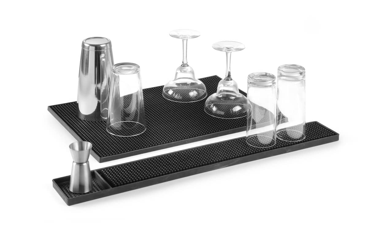 2 schwarze Barmatten mit Cocktailshaker, Barmaß und Cocktailgläsern