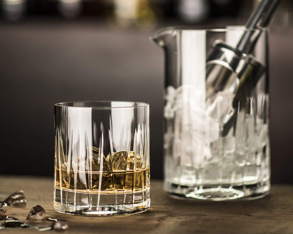 Kristallglas Tumbler mit Whisky gefüllt auf Tisch