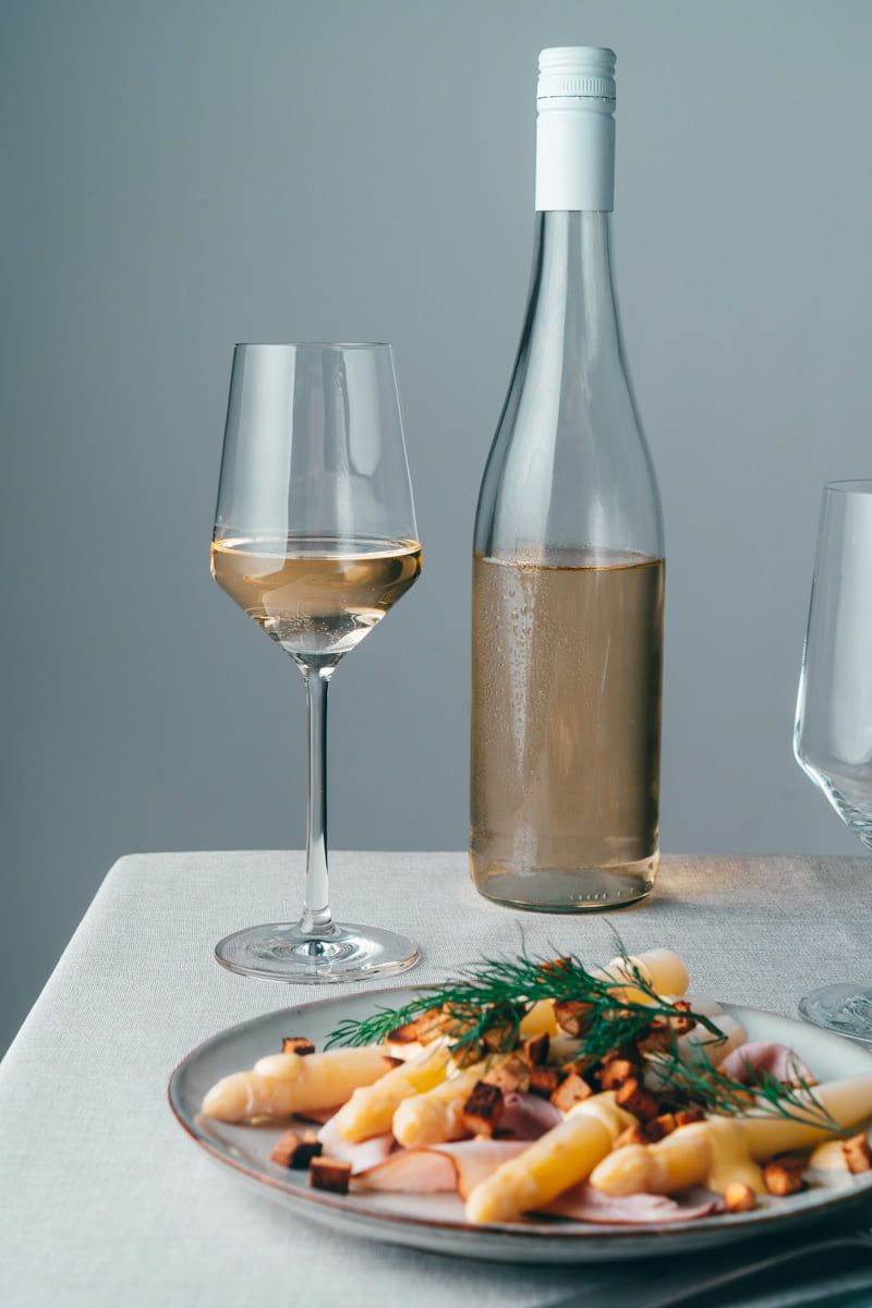 Gedeckter Tisch mit Weißweinglas Pure Belfesta von Schott Zwiesel