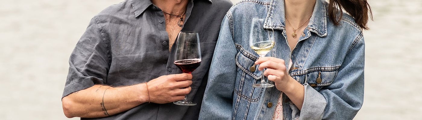 Schott Zwiesel Taste Weingläser Fünf gefüllte Wein- und Sektgläser Taste von Schott Zwiesel stehen auf einer Glasplatte