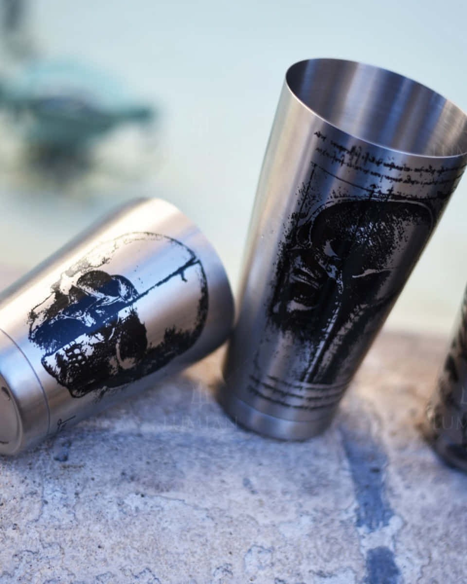 Tin in Tin Cocktailshaker mit Tototenköpfen Detailaufnahme Tin in Tin Cocktailshaker mit Tototenköpfen Detailaufnahme