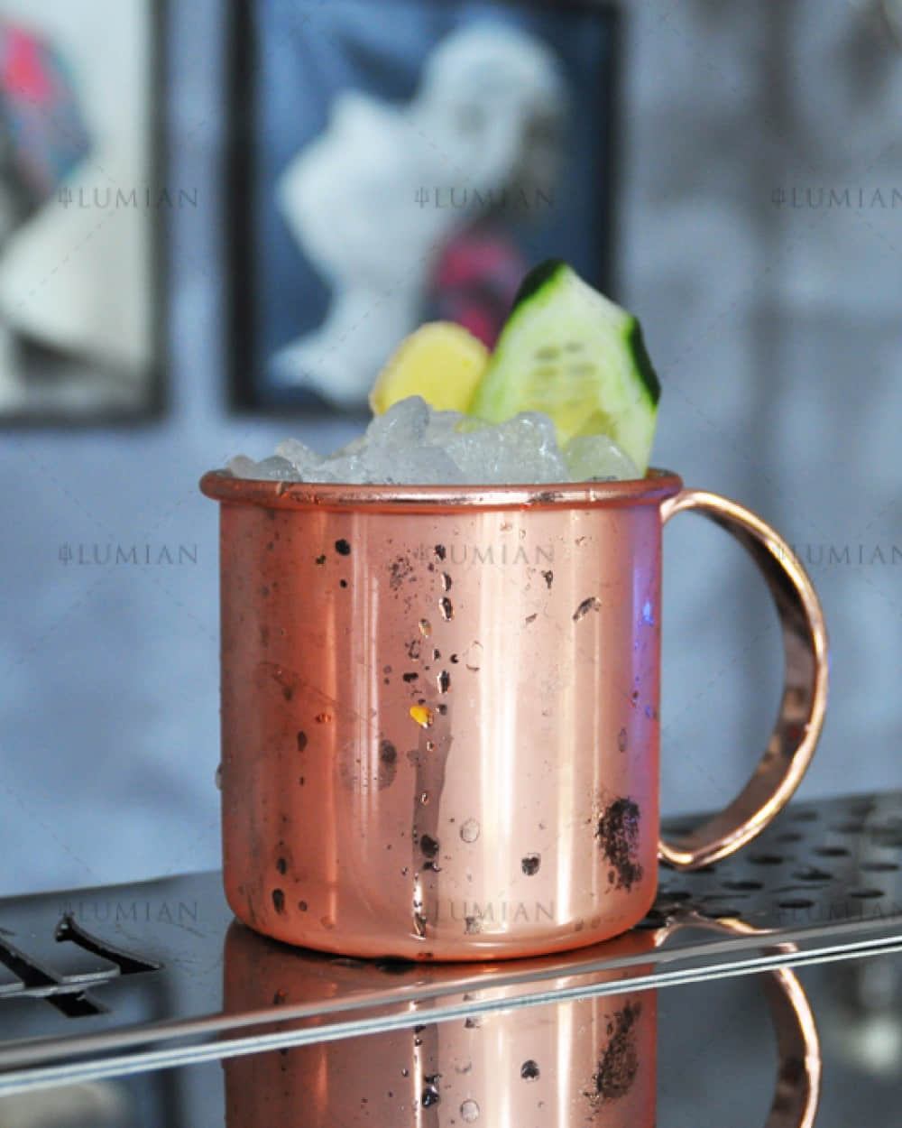 Kupferbecher mit Moscow Mule und Eis