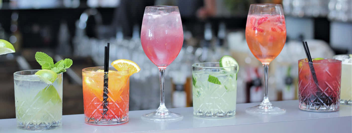 Bunte Cocktails mit Zubehör auf Theke