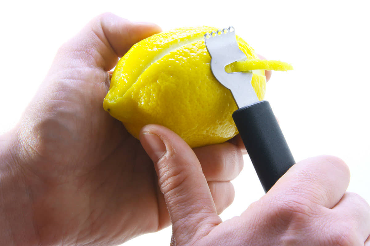 Zestenreißer zieht breite Zesten aus Zitronenschale
