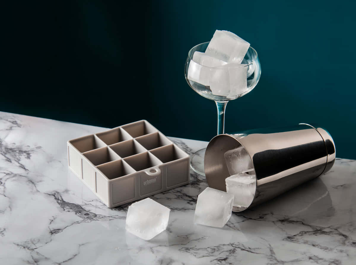 Eiswürfelform für Cocktail Eiswürfel neben Cocktailshaker