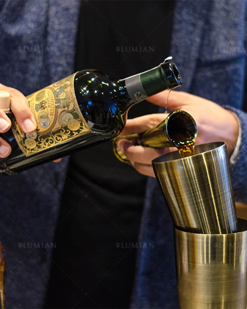 Cocktailzutaten mit japanischem Barmaß in Bronze in Cocktailshaker eingießen