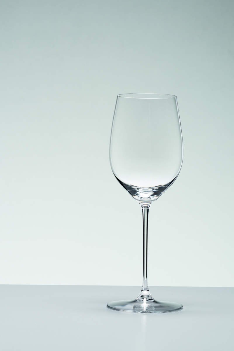 Leeres Riedel Glas Veritas Weißweinglas Chardonnay Viognier vor grauem Hintergrund