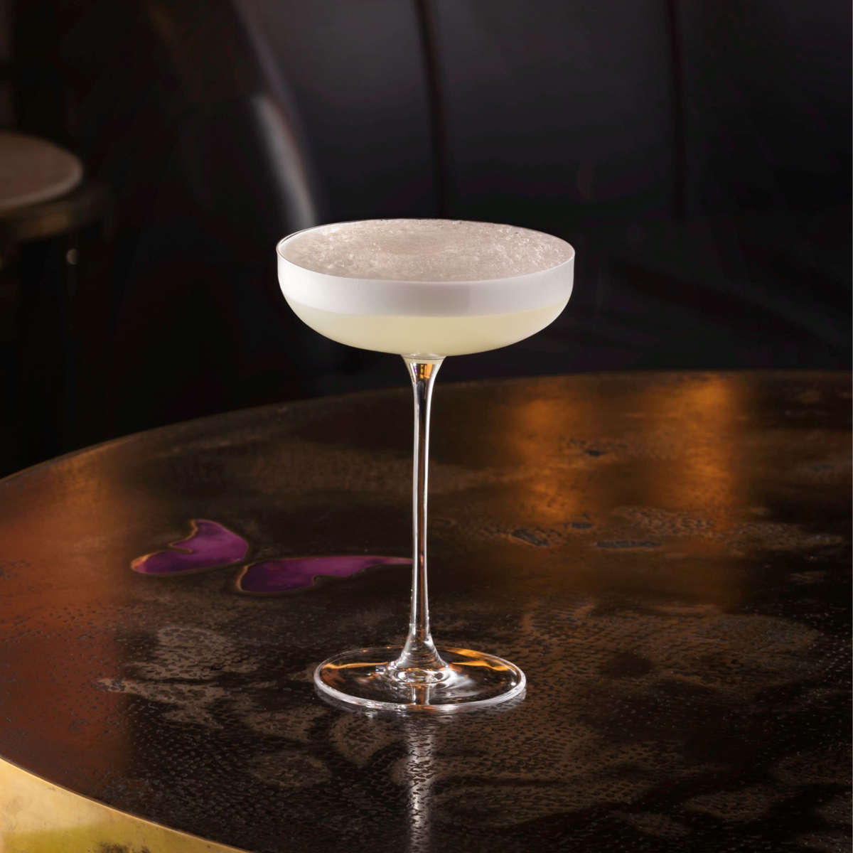 Coupe - mit einem Sour Cocktail gefülltes Glas 