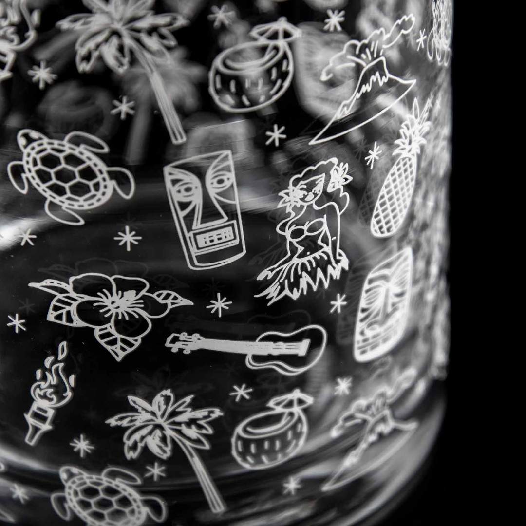 Verzierungen im Tiki-Style - Detailansicht Cocktail-Rührglas Detailansicht Verzierungen im Tiki-Style - Cocktail-Rührglas