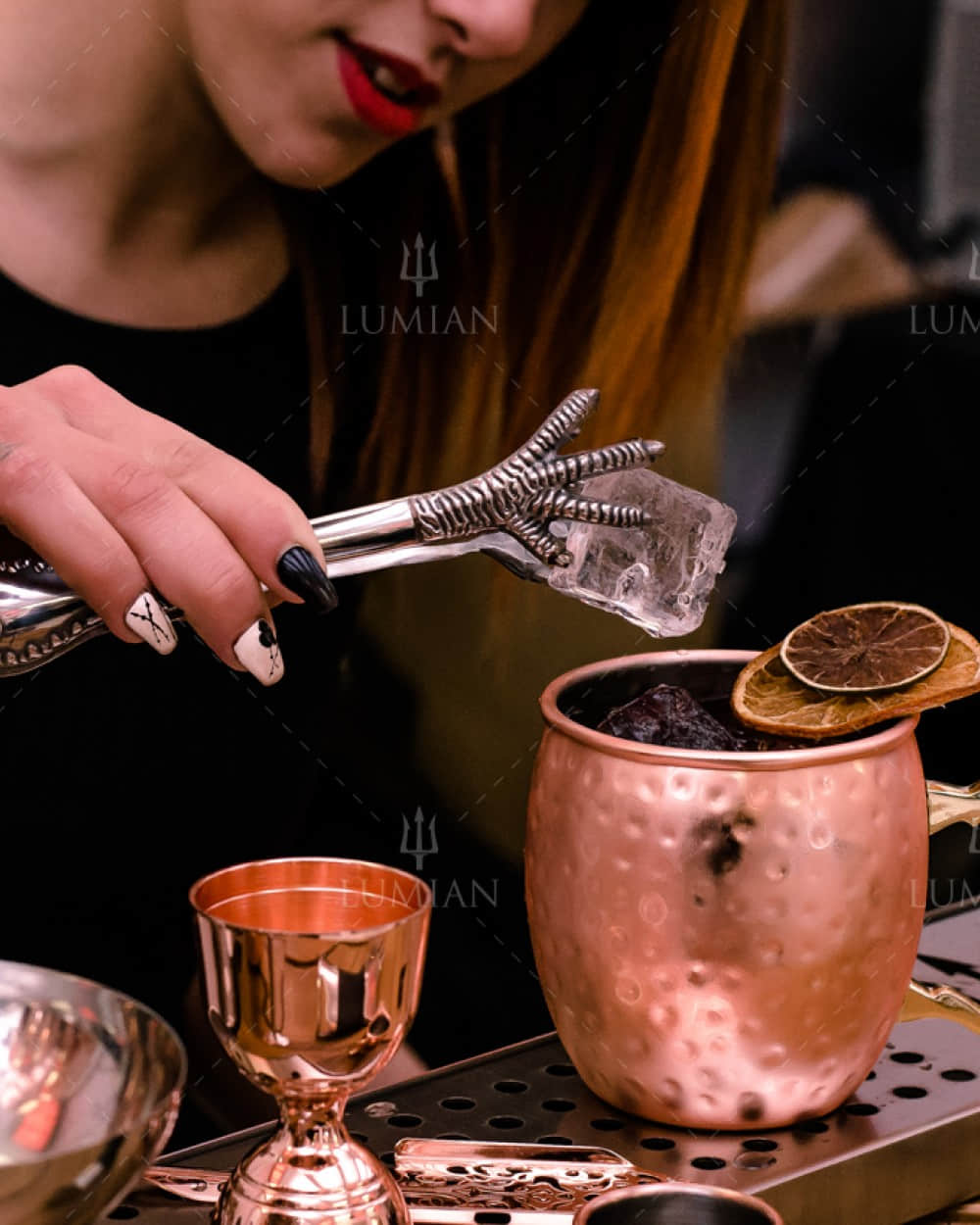 Moscow Mule Kupferbecher mit Eiswürfel 