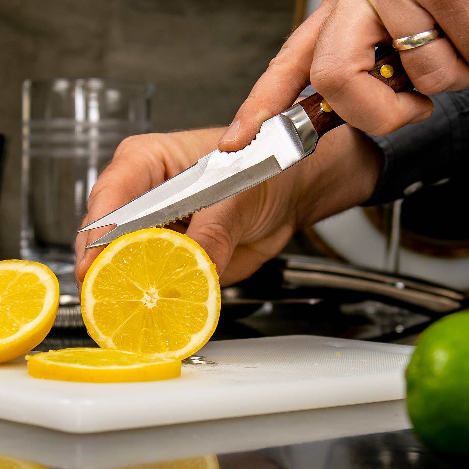 Zitronenscheiben mit Messer für Cocktailbars schneiden