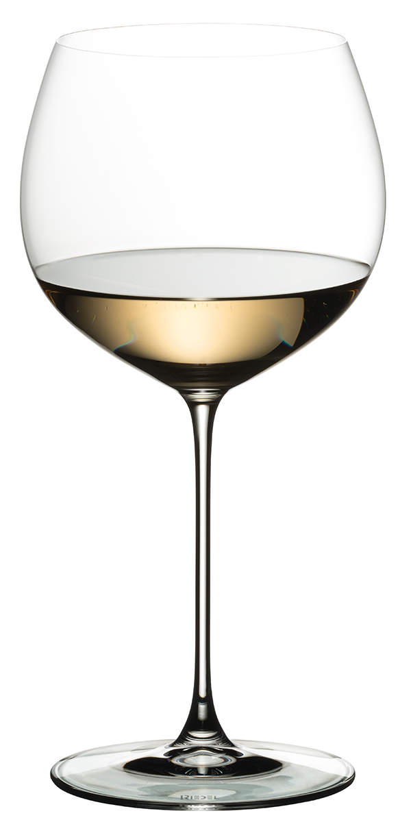 Mit Weißwein gefülltes Veritas Weinglas Chardonnay im Fass gereift von Riedel Glas
