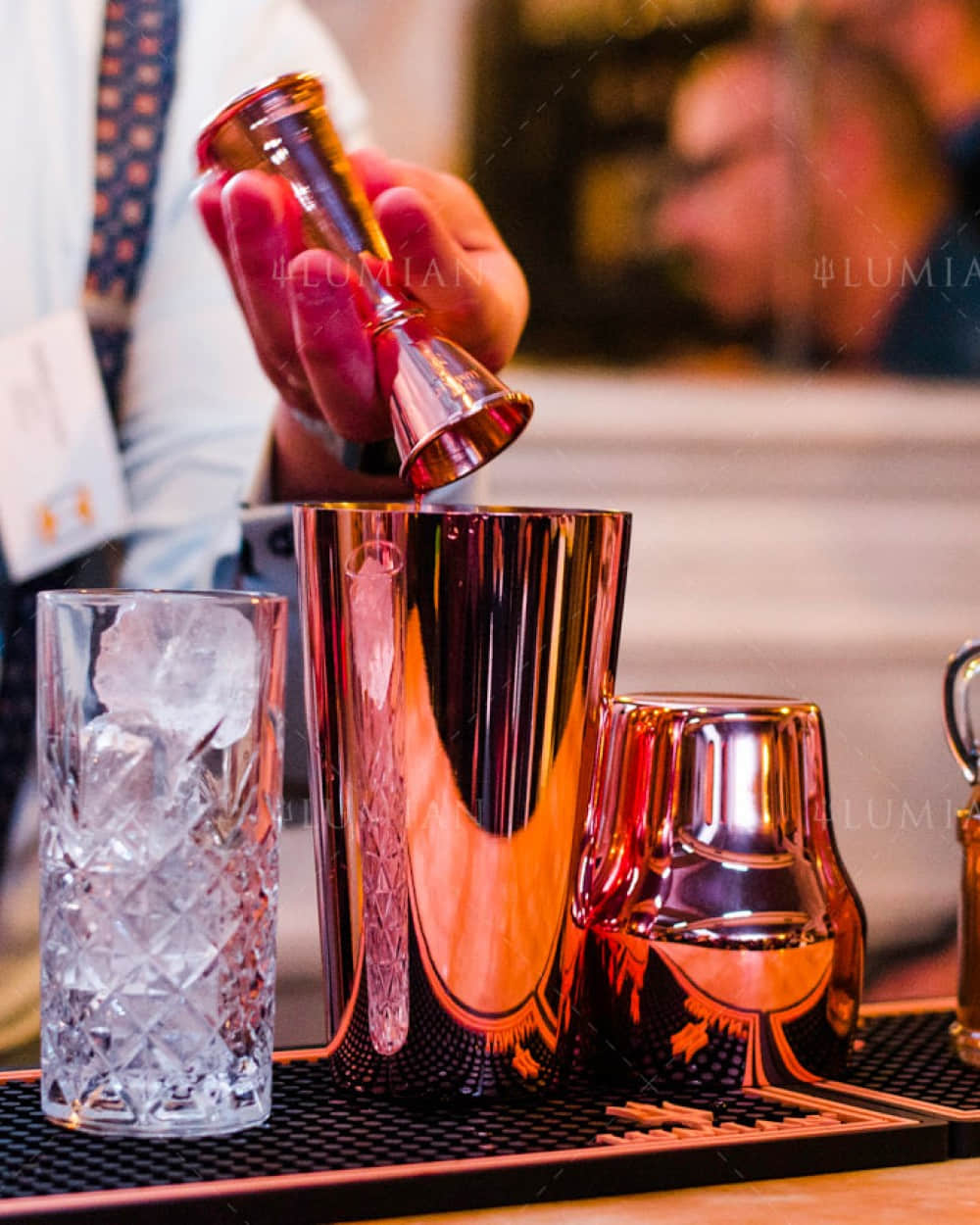 Japanischer Jigger in Kupfer beim Cocktail mixen