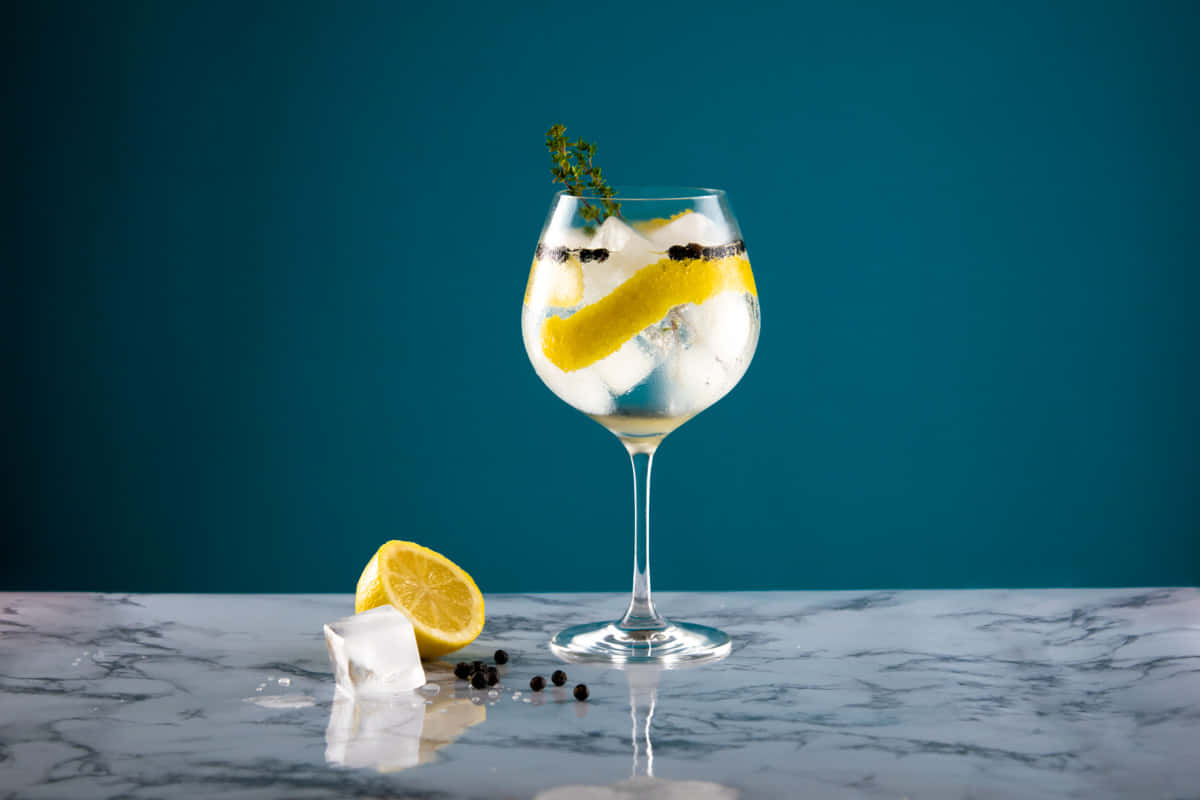 Gin Tonic Ballonglas mit Longdrink ​gefüllt